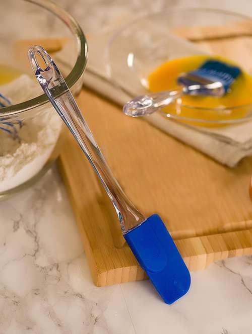  silicone brush and spatula - 17423308 -  Standard Image - 0