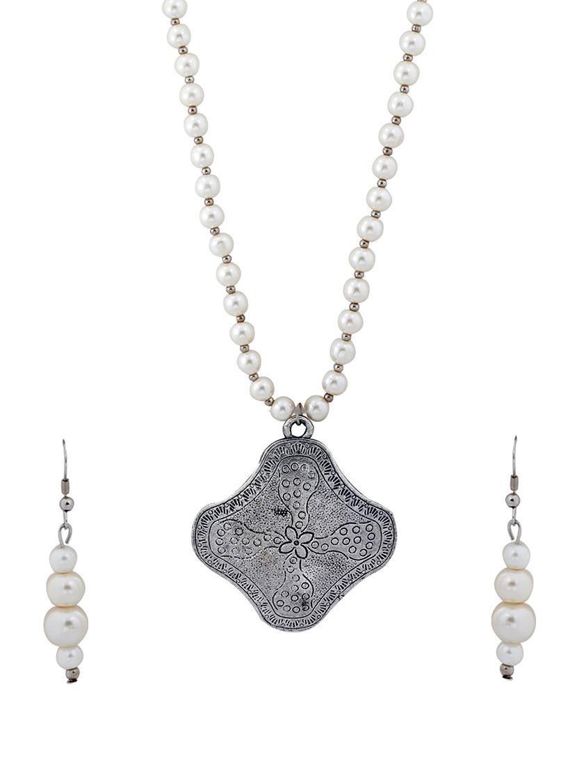 silver plated pearl necklace - 17466222 -  Standard Image - 1