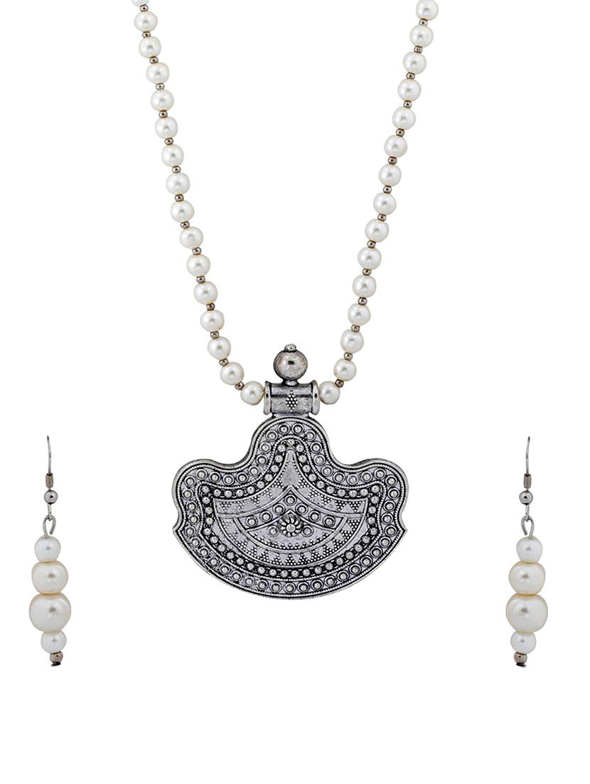 silver plated pearl necklace - 17466225 -  Standard Image - 1