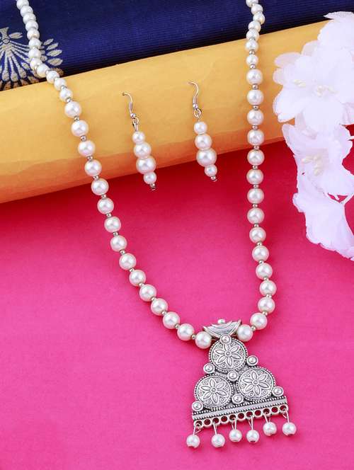 silver plated pearl necklace - 17466232 -  Standard Image - 0