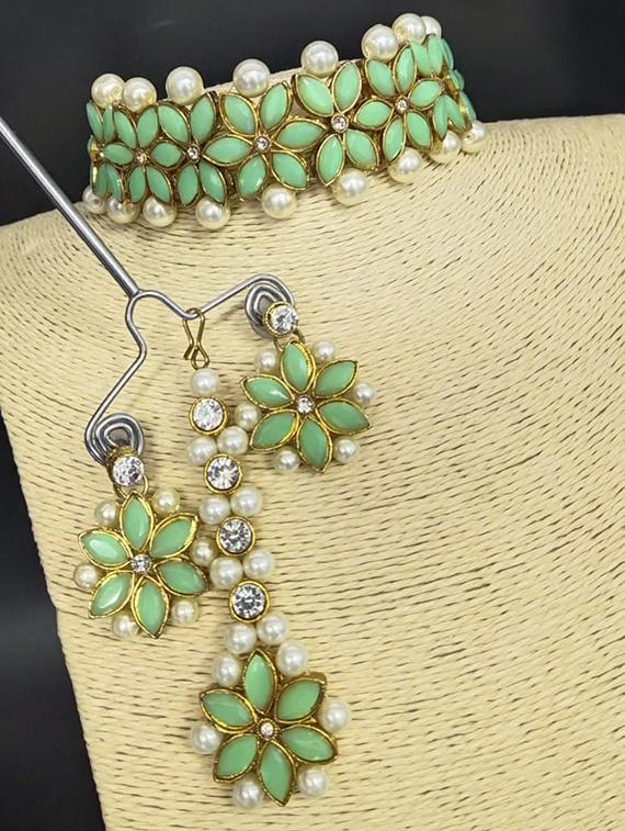 green metal choker necklace - 17482278 -  Standard Image - 1