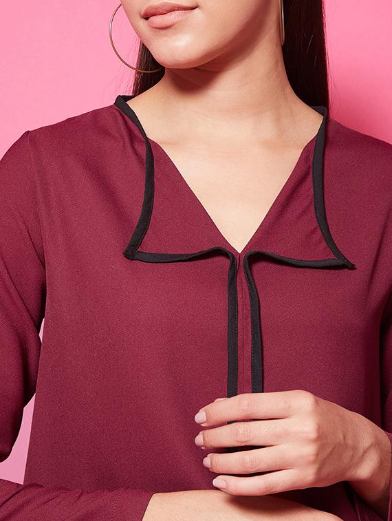 contrast piped v-neck top - 17484061 - Standard Image - 4