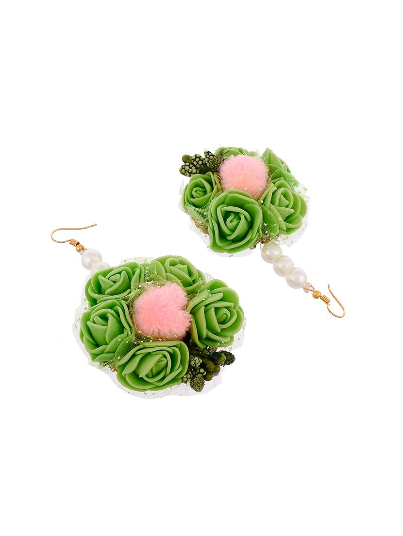 artifical flower necklace with earring and maangtikka - 17572100 - Standard Image - 4