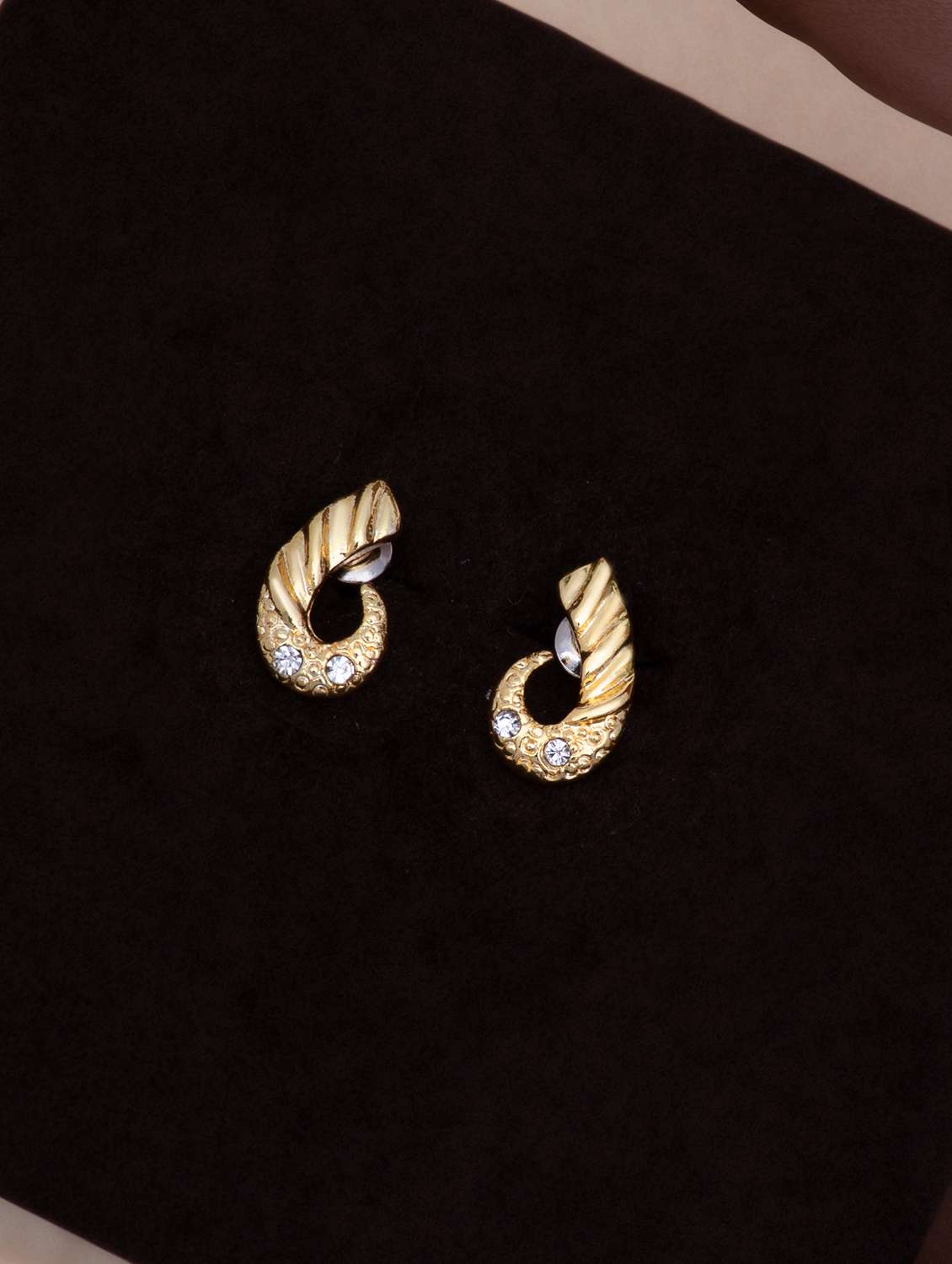gold metal studs earring - 17595862 -  Standard Image - 1