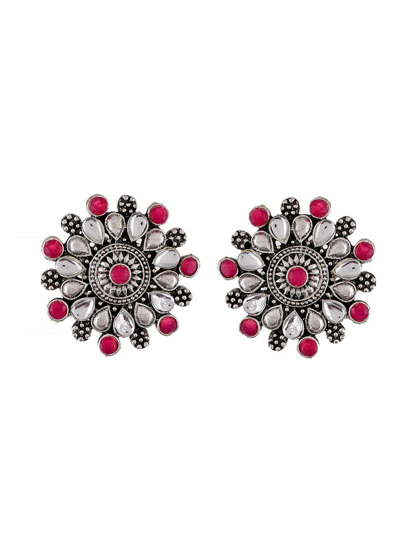 white brass studs earring - 17635702 -  Standard Image - 1