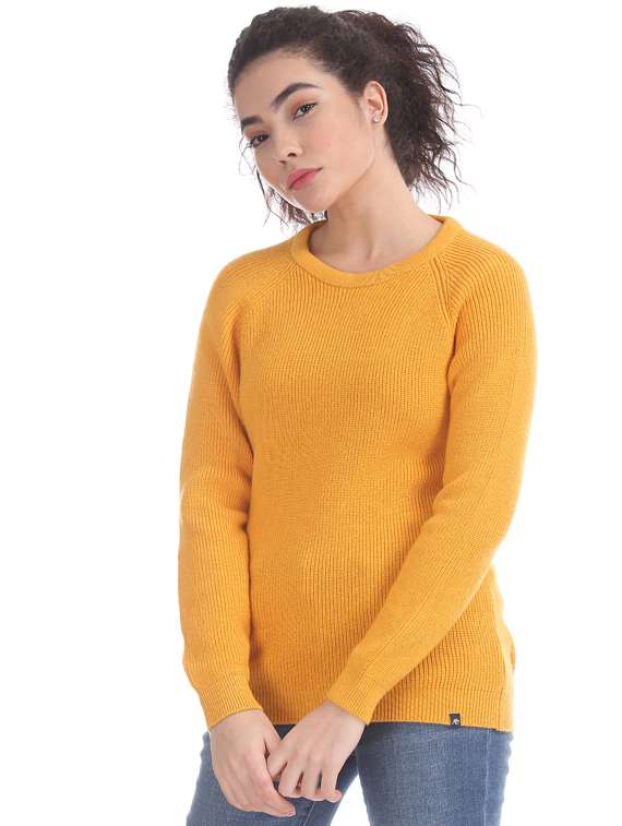 round neck textured pullover