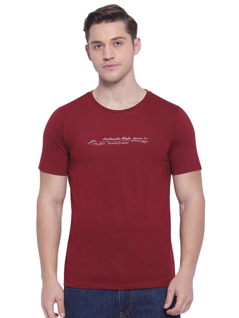 maroon chest print t-shirt