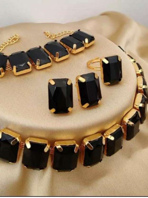 neckless set  - 17839333 -  Standard Image - 1