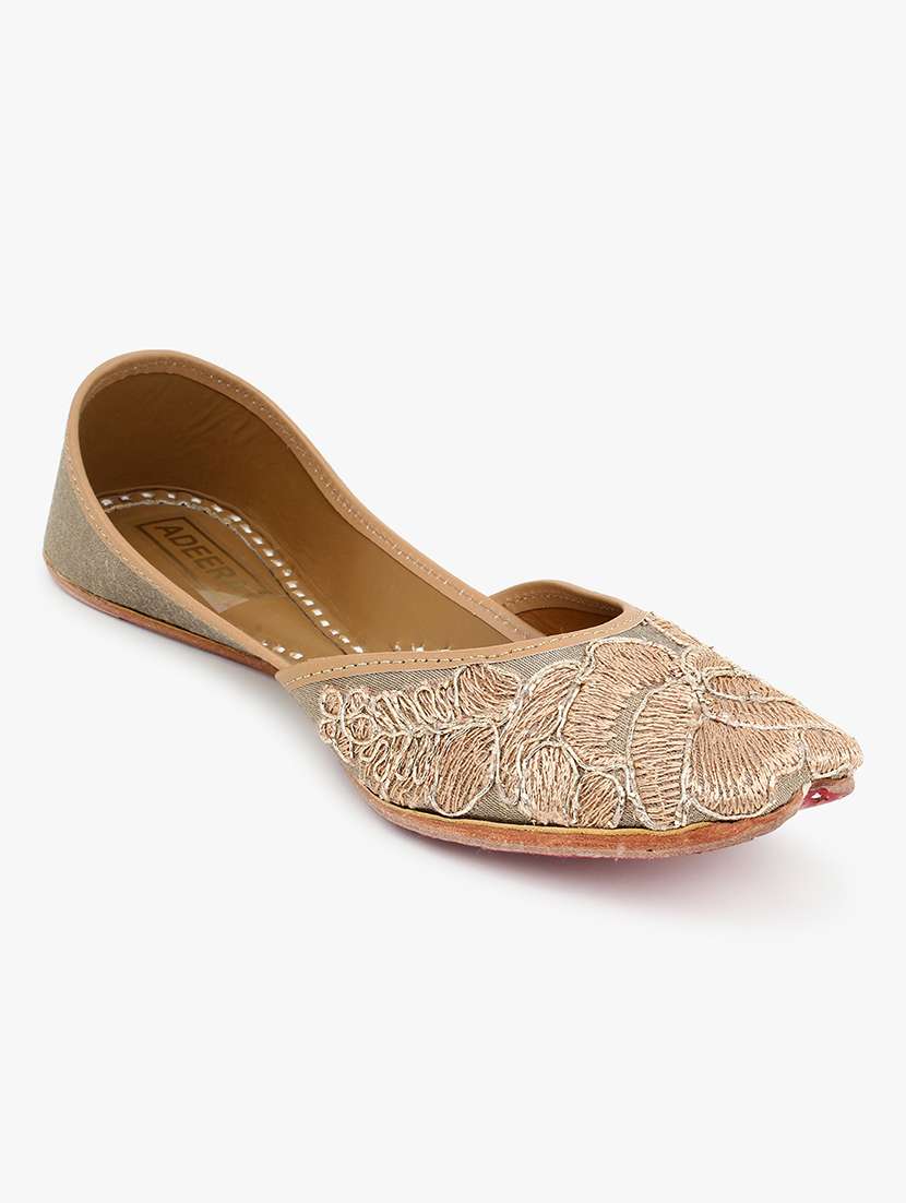 beige slip on jutis 