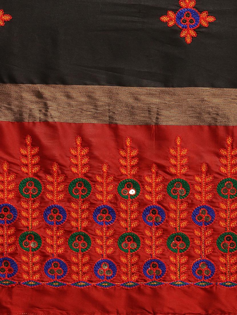 contrast embroidered saree - 17883799 - Standard Image - 4