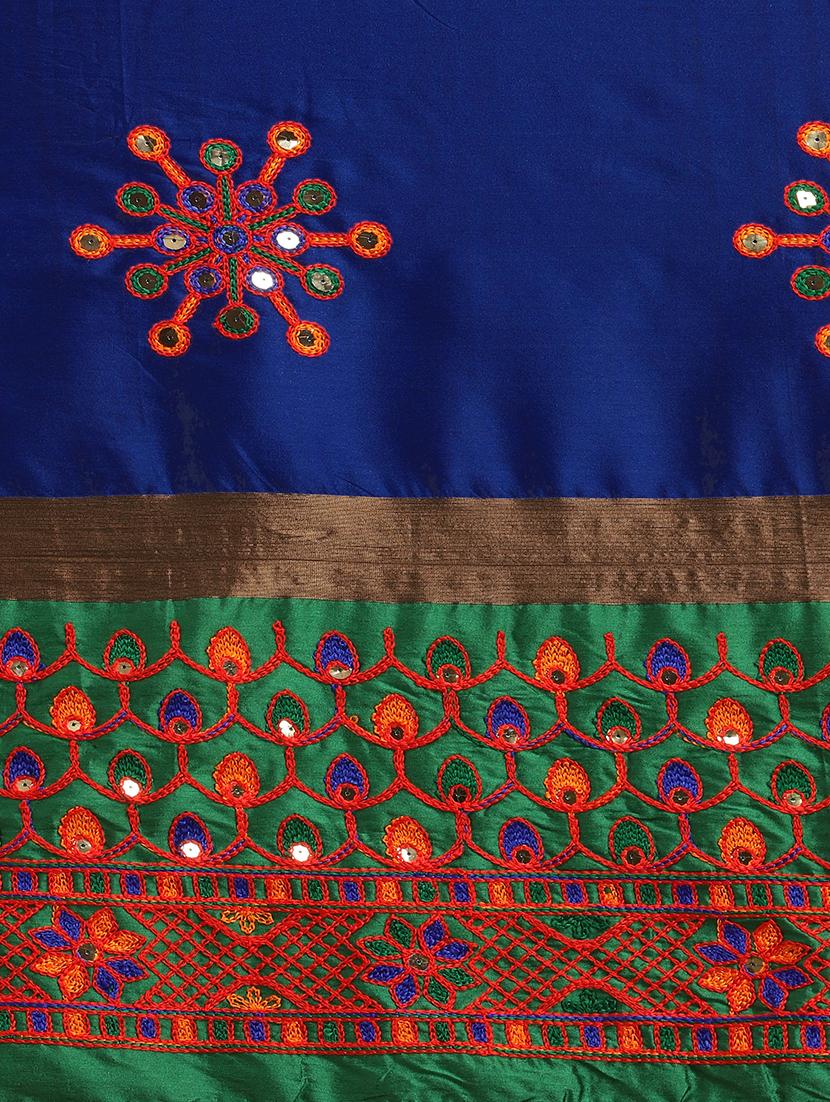 contrast embroidered saree - 17883805 - Standard Image - 4