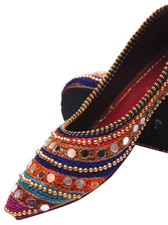 red jutis & mojaris - 17896955 -  Standard Image - 1