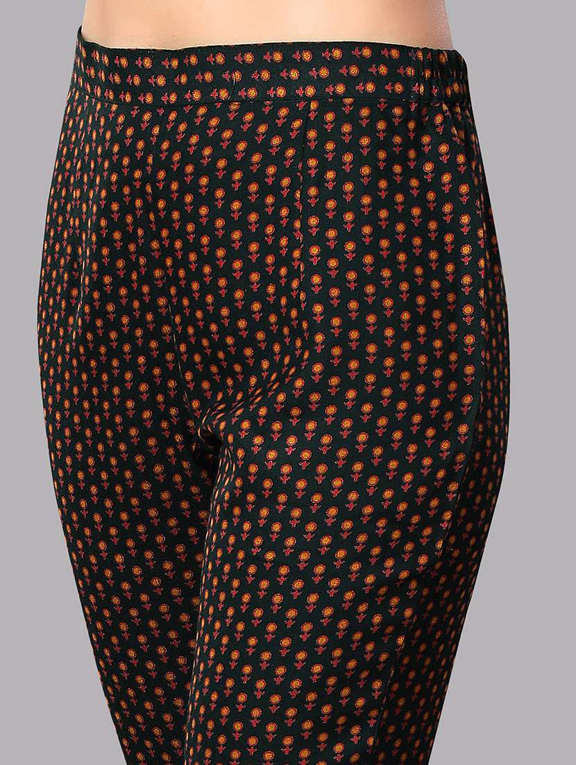 printed suit set  - 17933187 -  Standard Image - 4