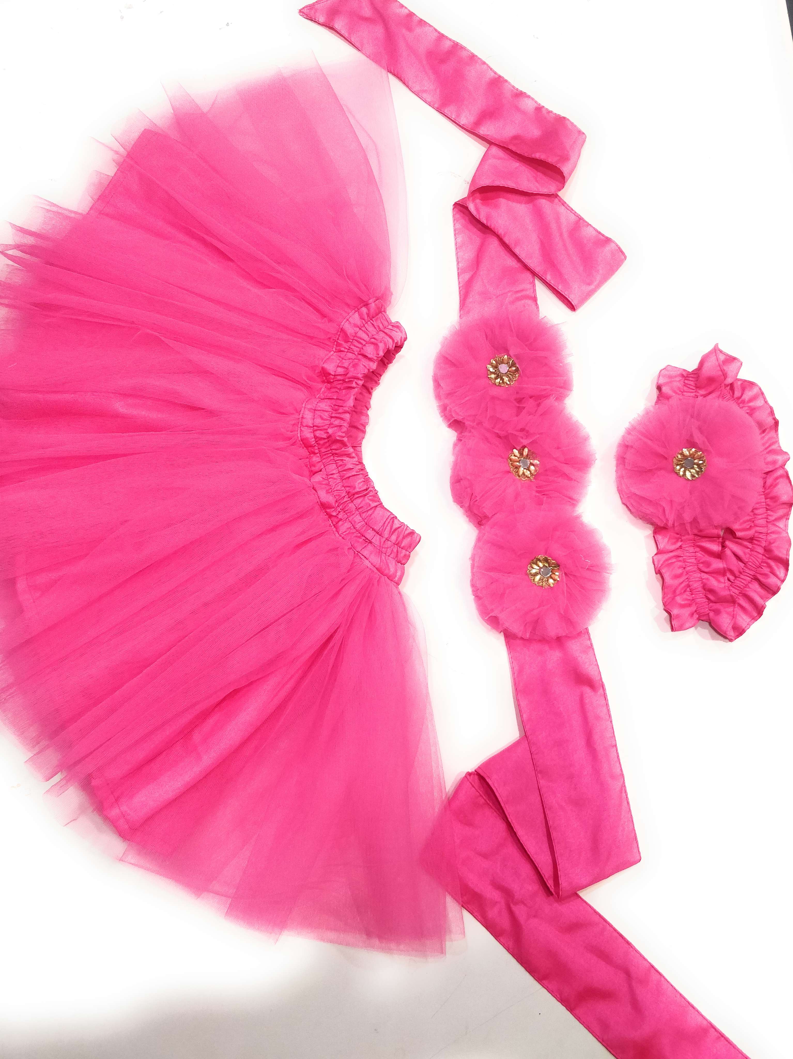 new born baby photo shoot dress - 17988726 -  Standard Image - 1