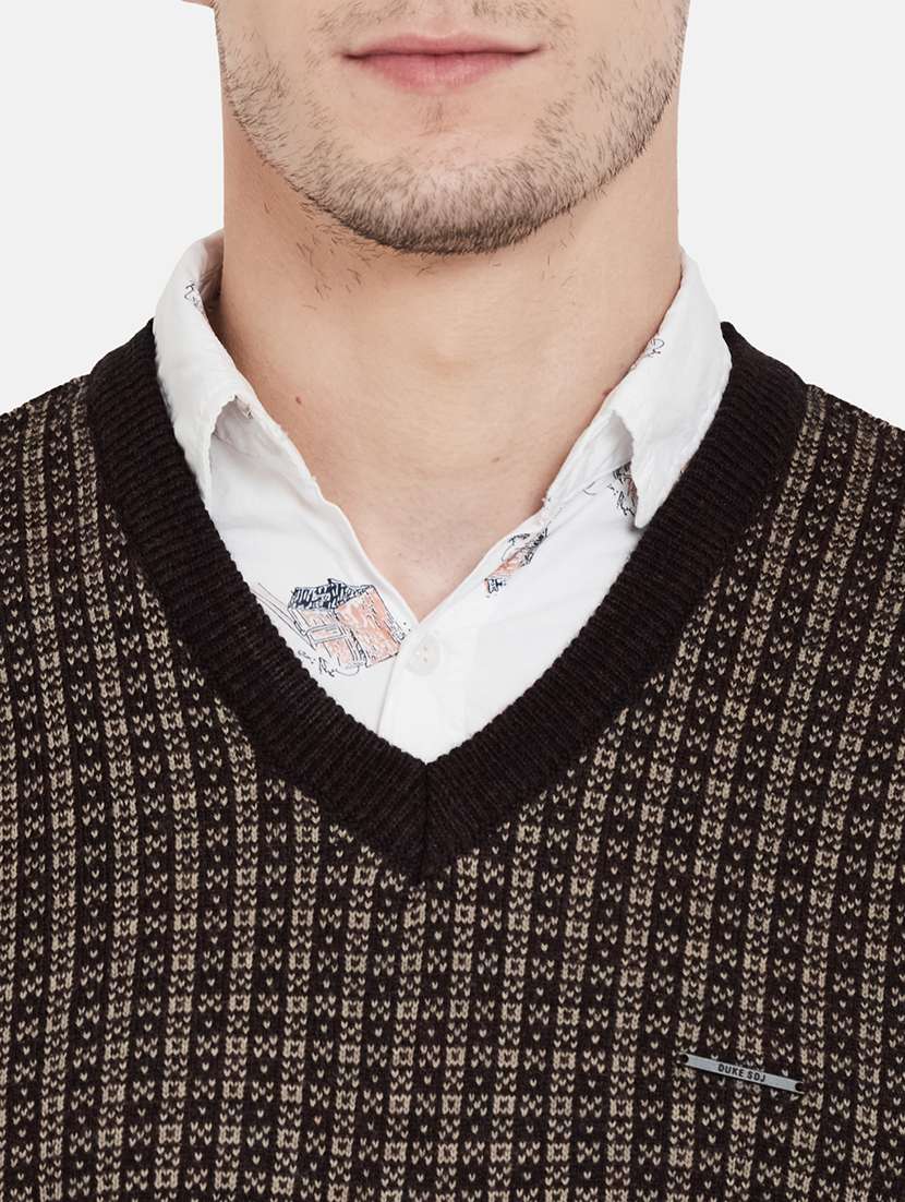 brown checkered pullover - 17997308 -  Standard Image - 4