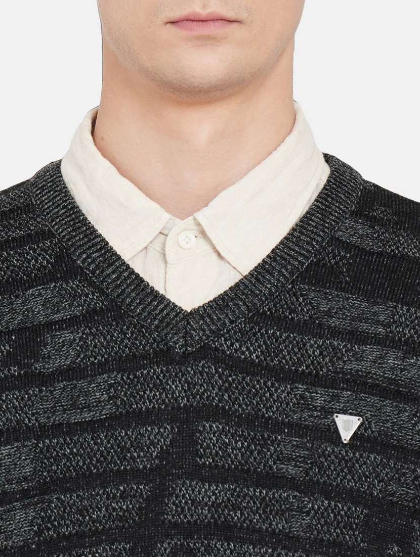 black striped pullover - 17997334 -  Standard Image - 4