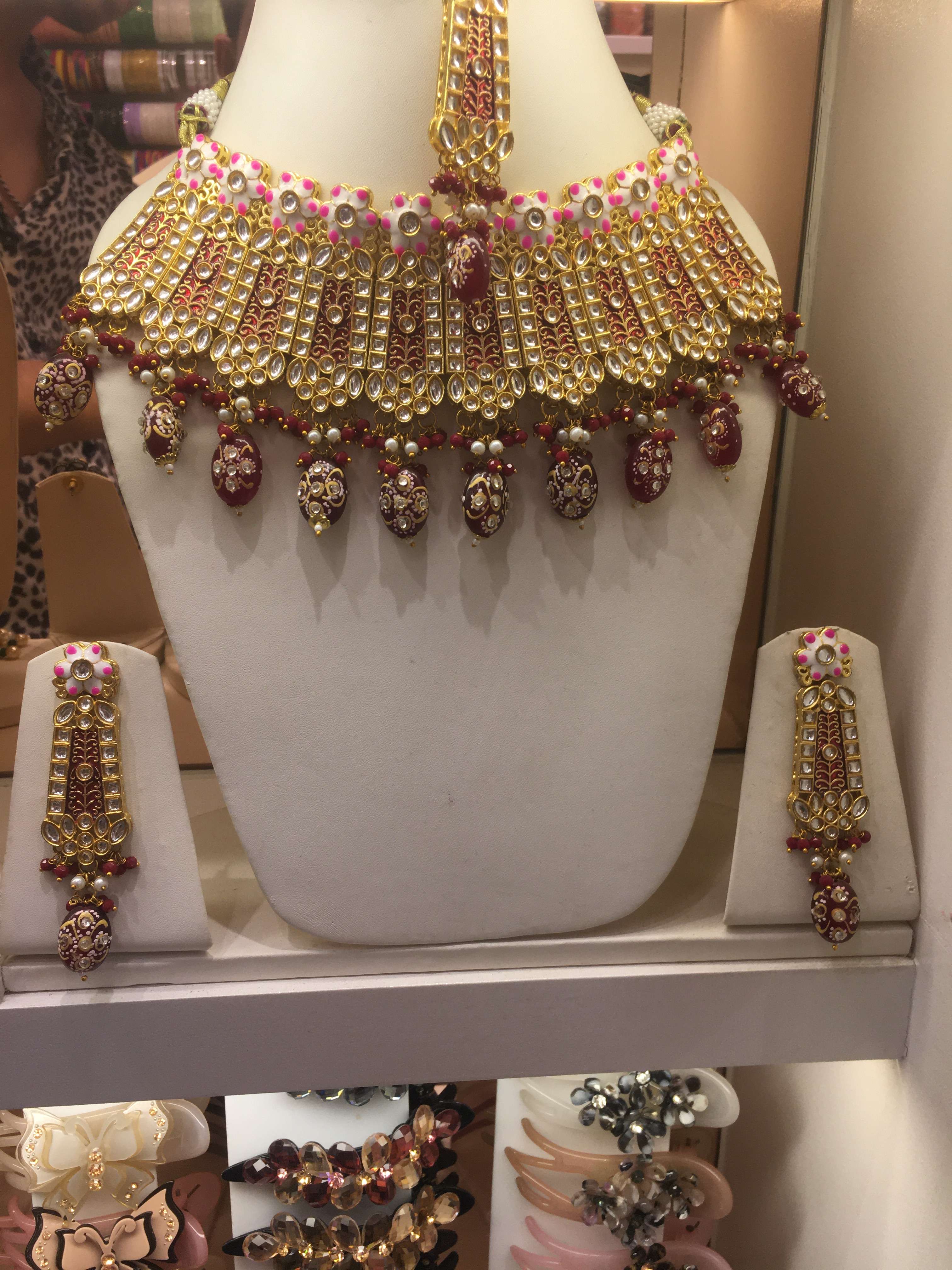 necklace  - 18033291 -  Standard Image - 1