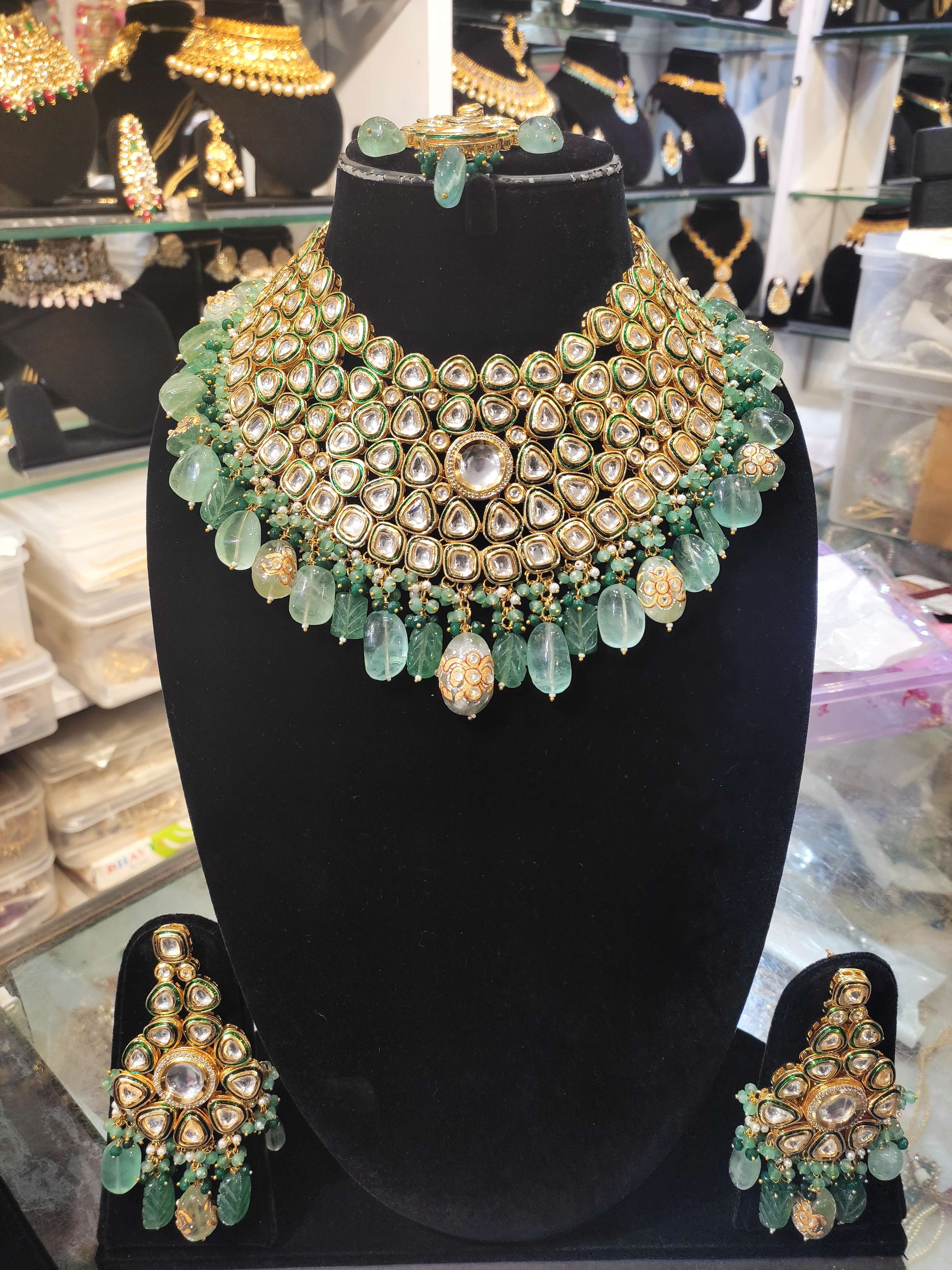 ladies neckless  - 18049091 -  Standard Image - 1