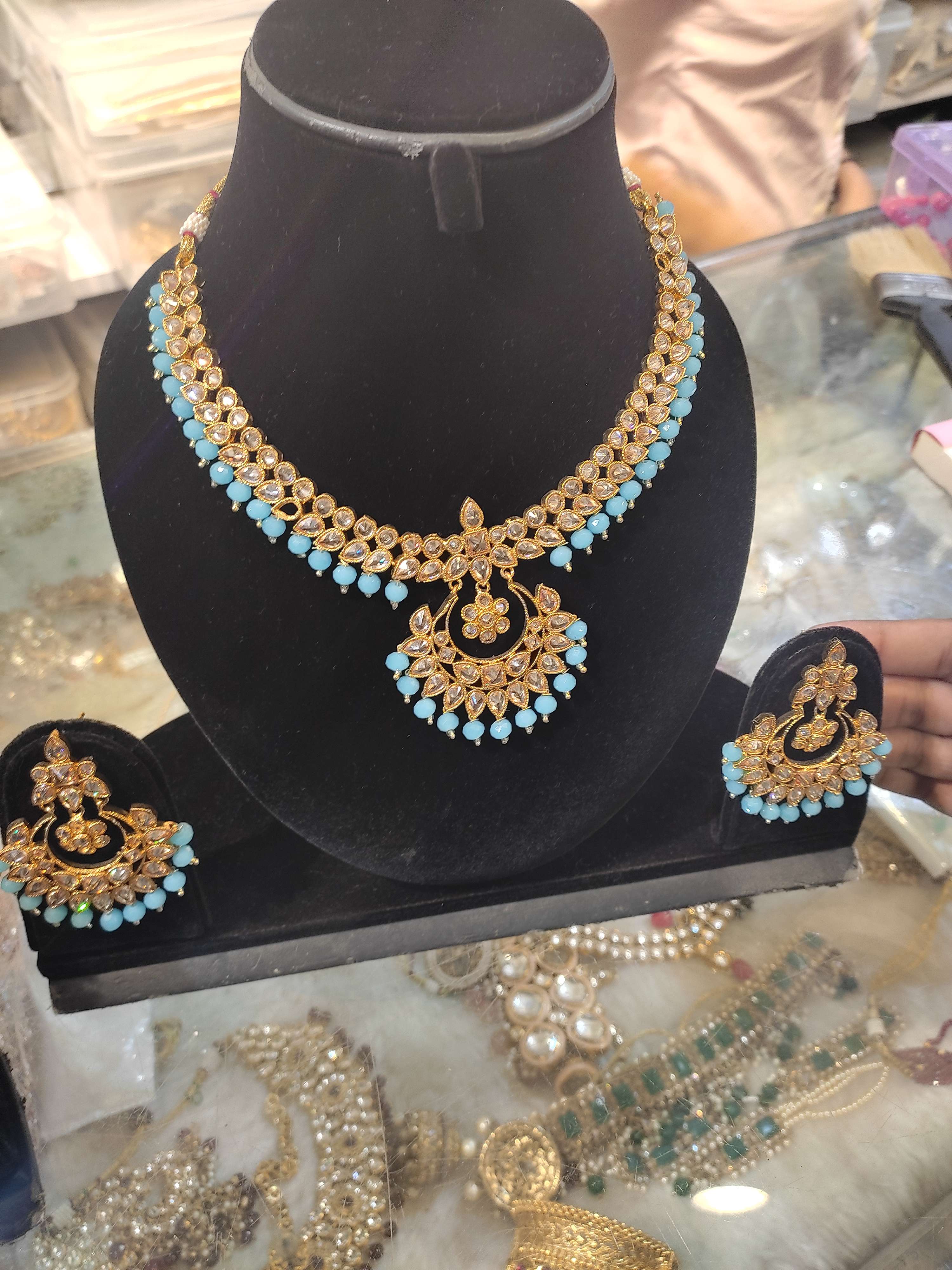 ladies neckless  - 18049097 -  Standard Image - 1