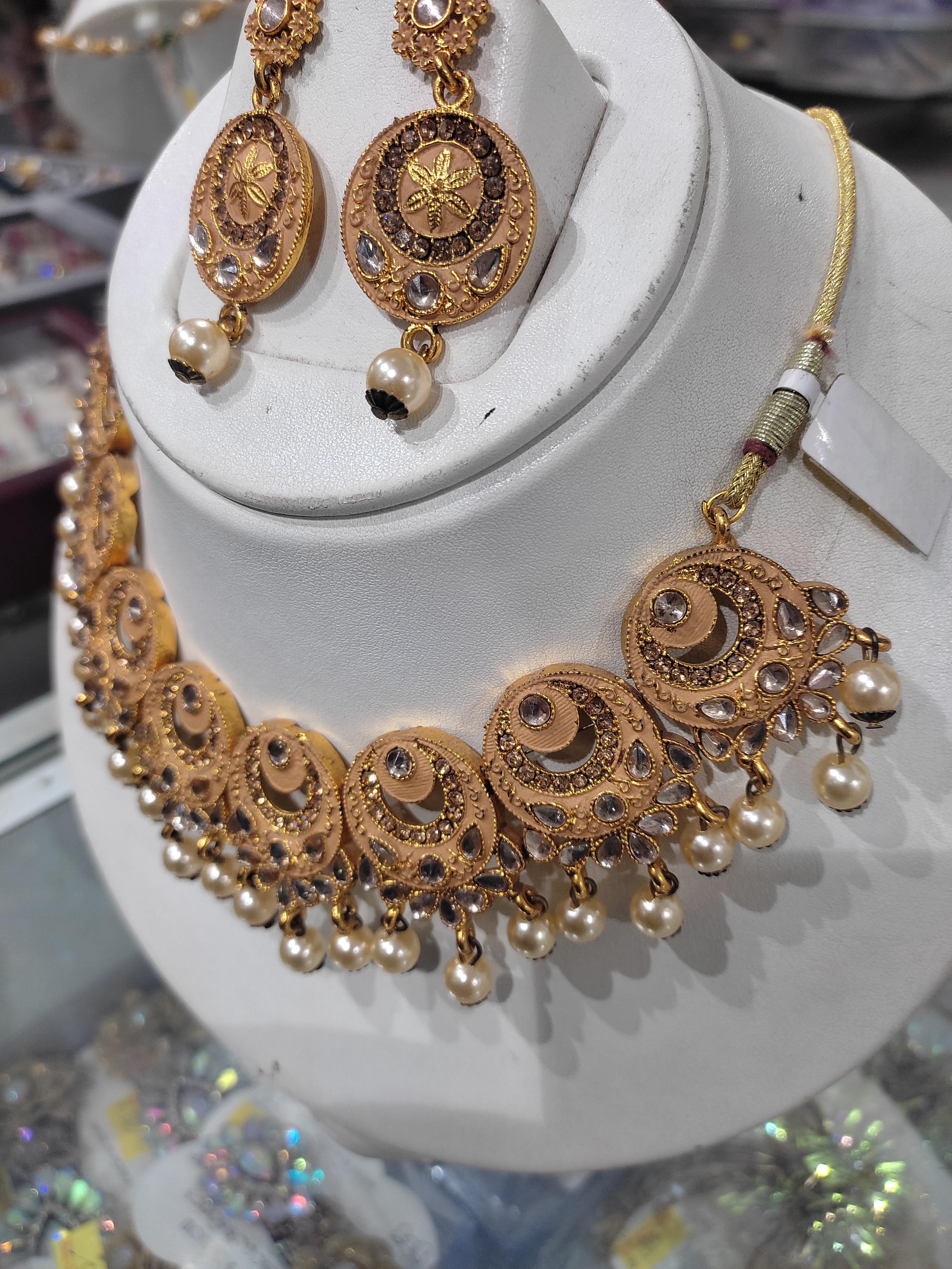 ladies necklaces - 18050058 - Standard Image - 1