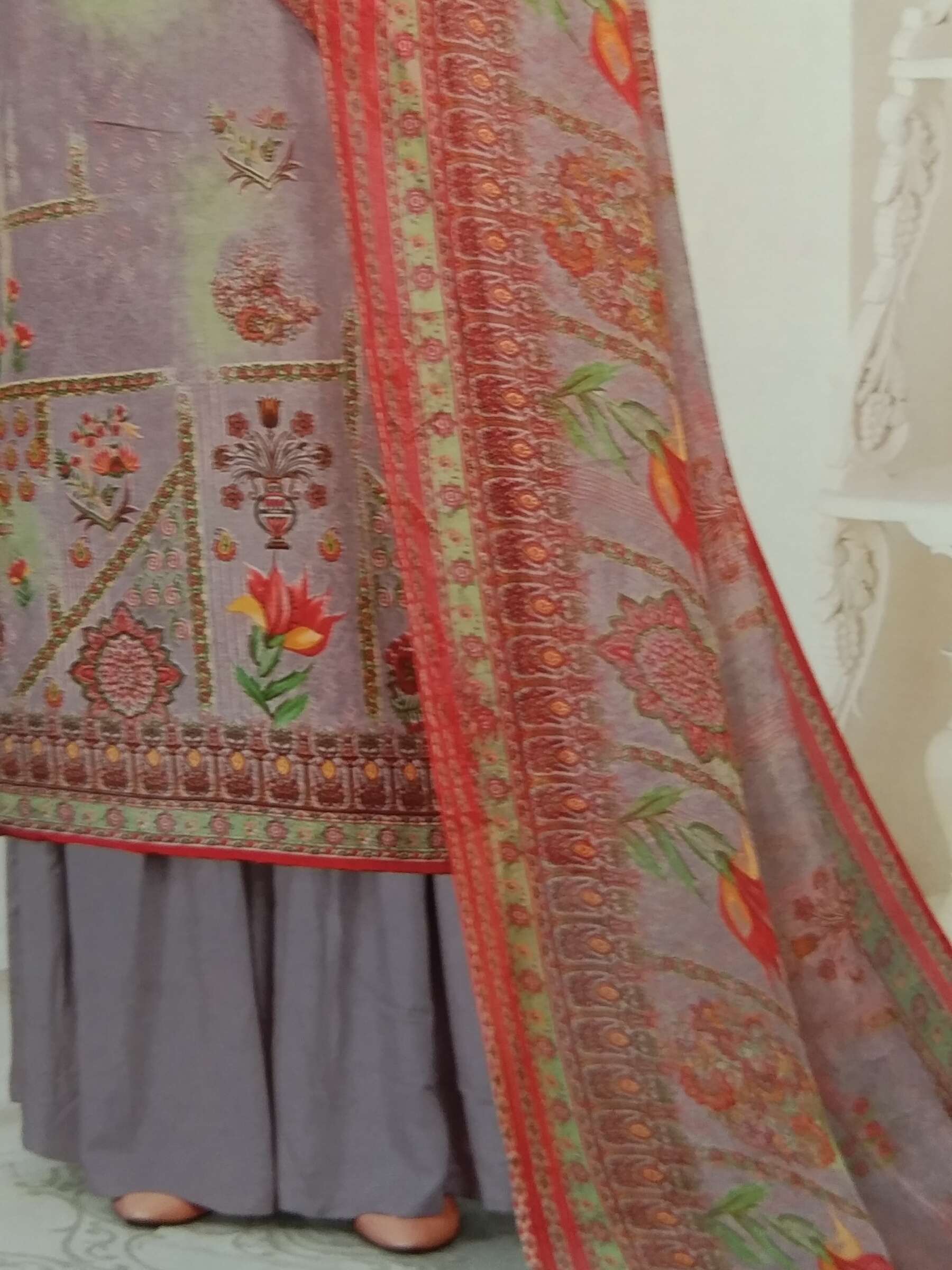 suit  - 18058087 -  Standard Image - 1