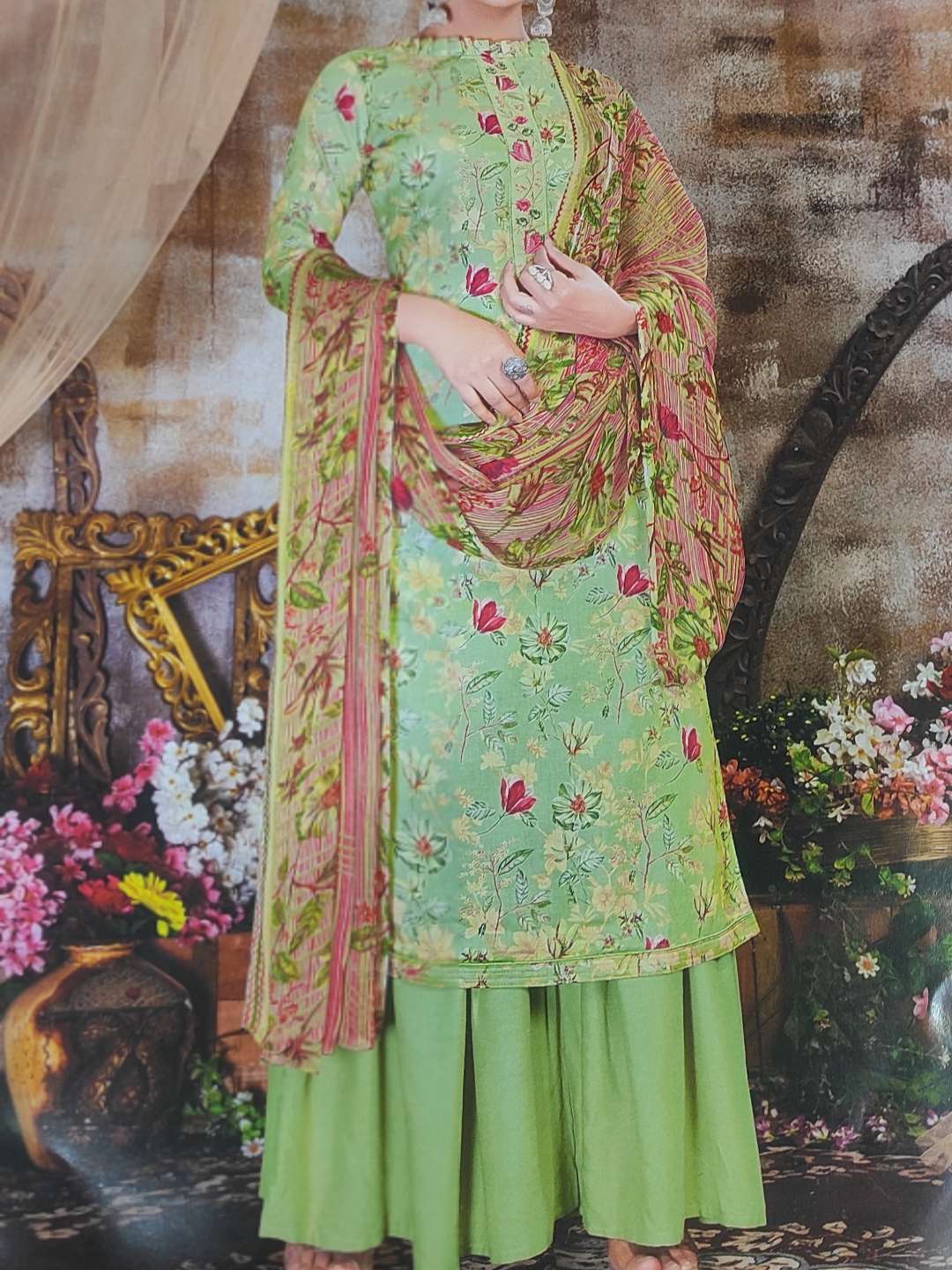 unstich suit  - 18058328 -  Standard Image - 1