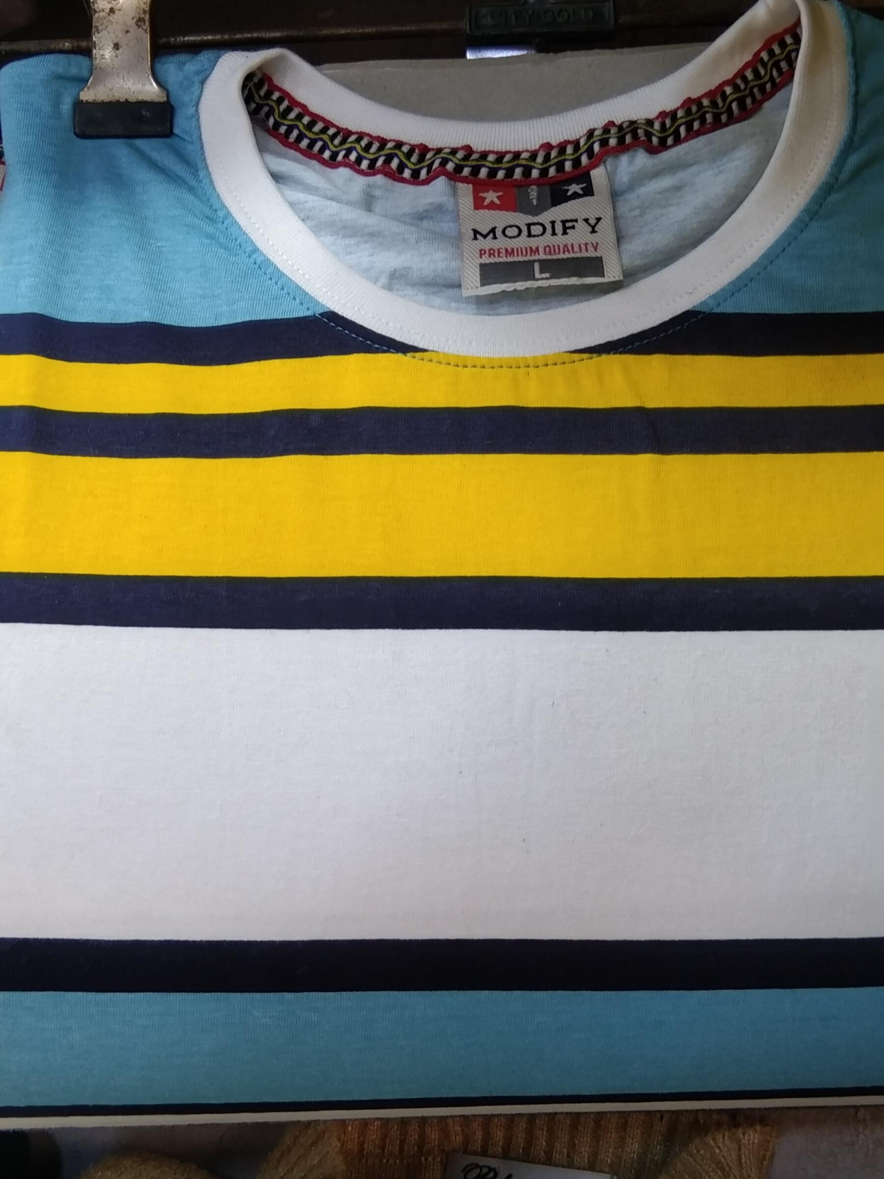 t-shirt  - 18061774 -  Standard Image - 1