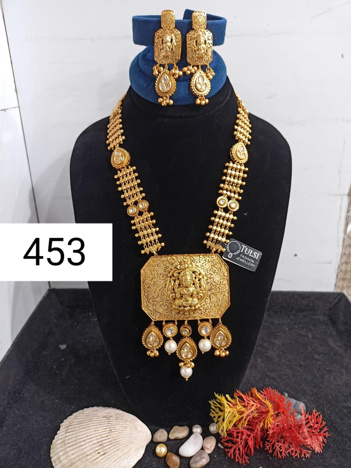 look gold  - 18072157 -  Standard Image - 1