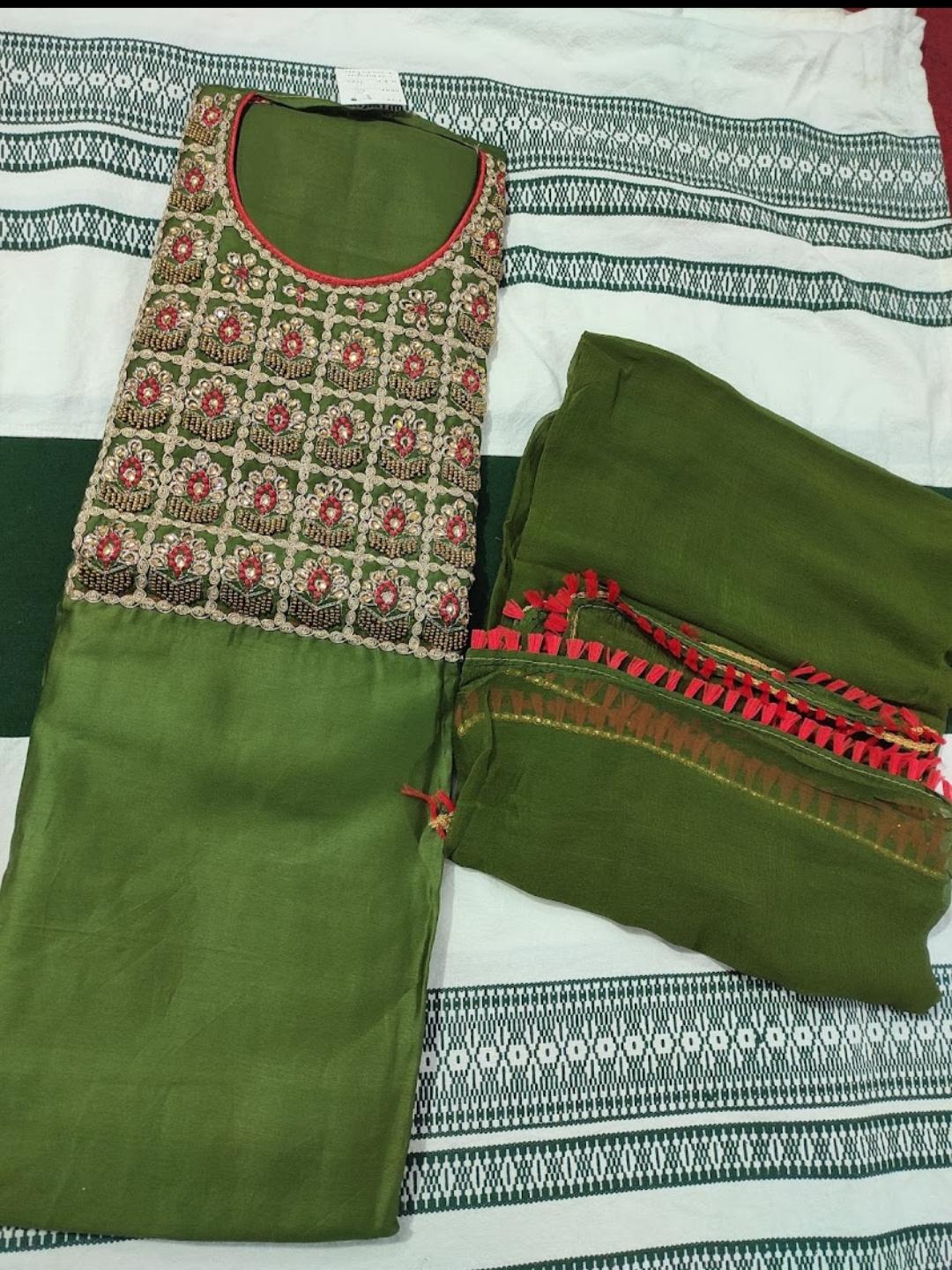 unstich suit  - 18072973 -  Standard Image - 1