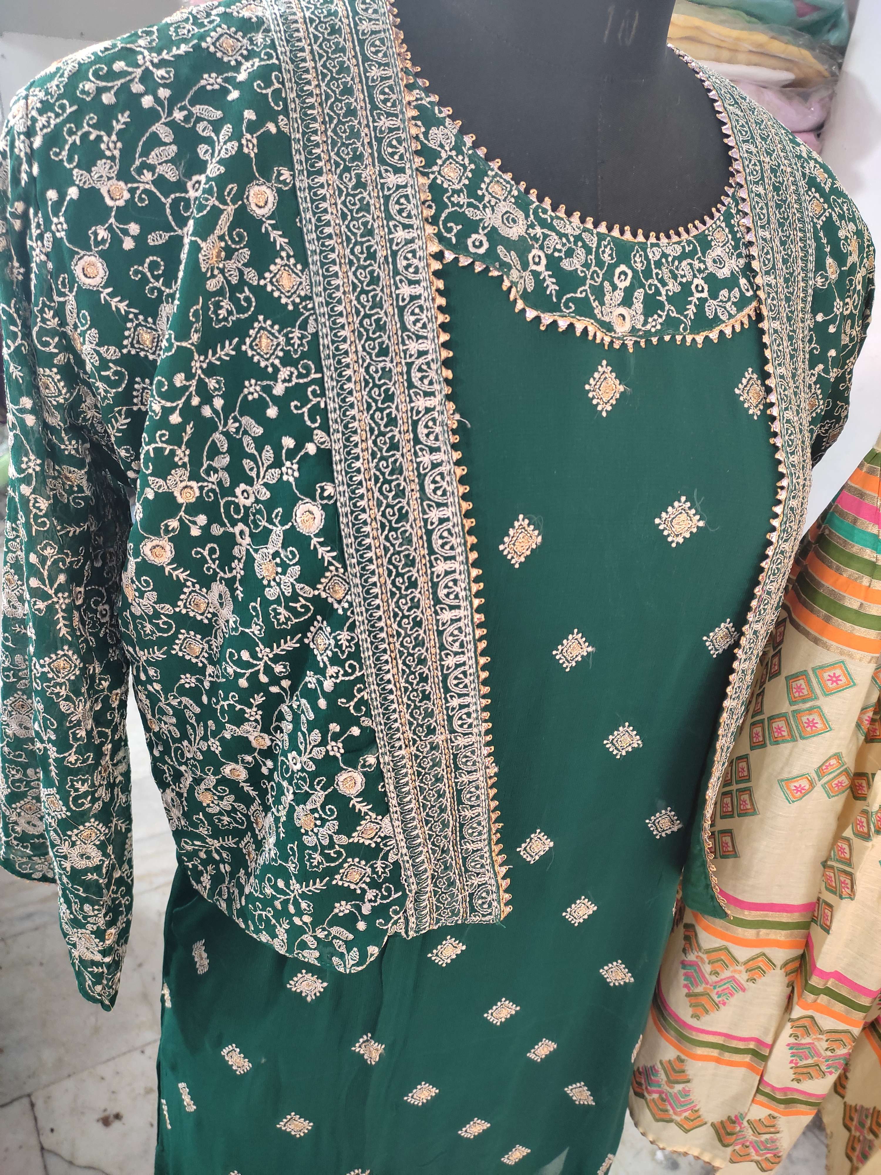 ladies suit - 18076751 - Standard Image - 1