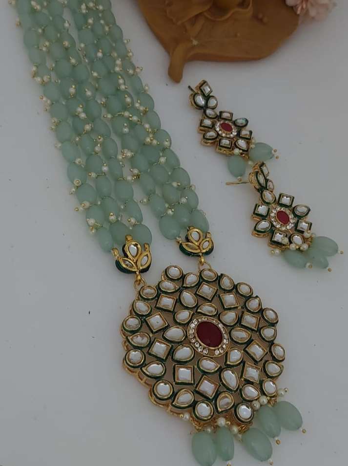 artificial jewellery  - 18076797 -  Standard Image - 1
