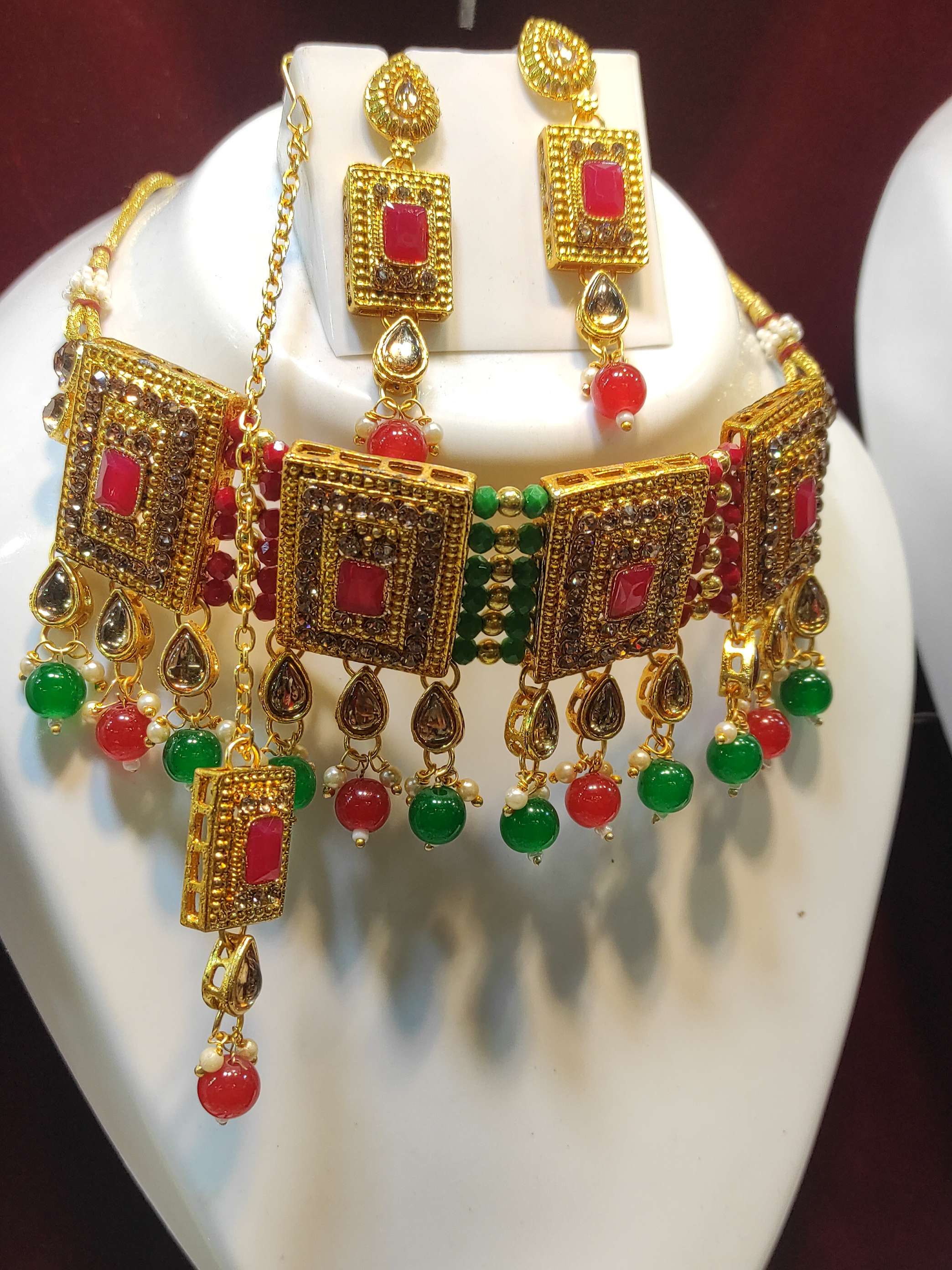 jewellery  - 18082378 -  Standard Image - 1