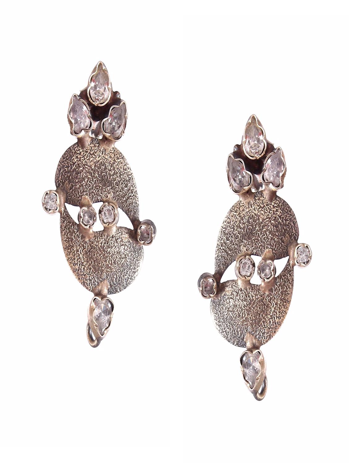 handcrafted embellished earring - 18137979 - Zoom Image - 0