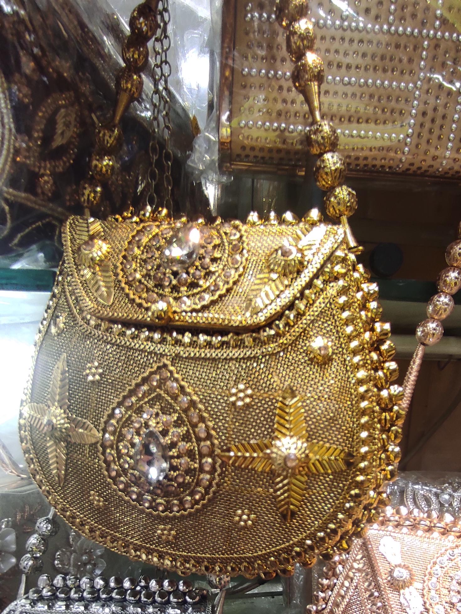 hand bag  - 18145113 -  Standard Image - 1