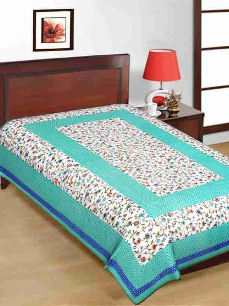 four pillar providing a good bed  - 18151430 -  Standard Image - 1