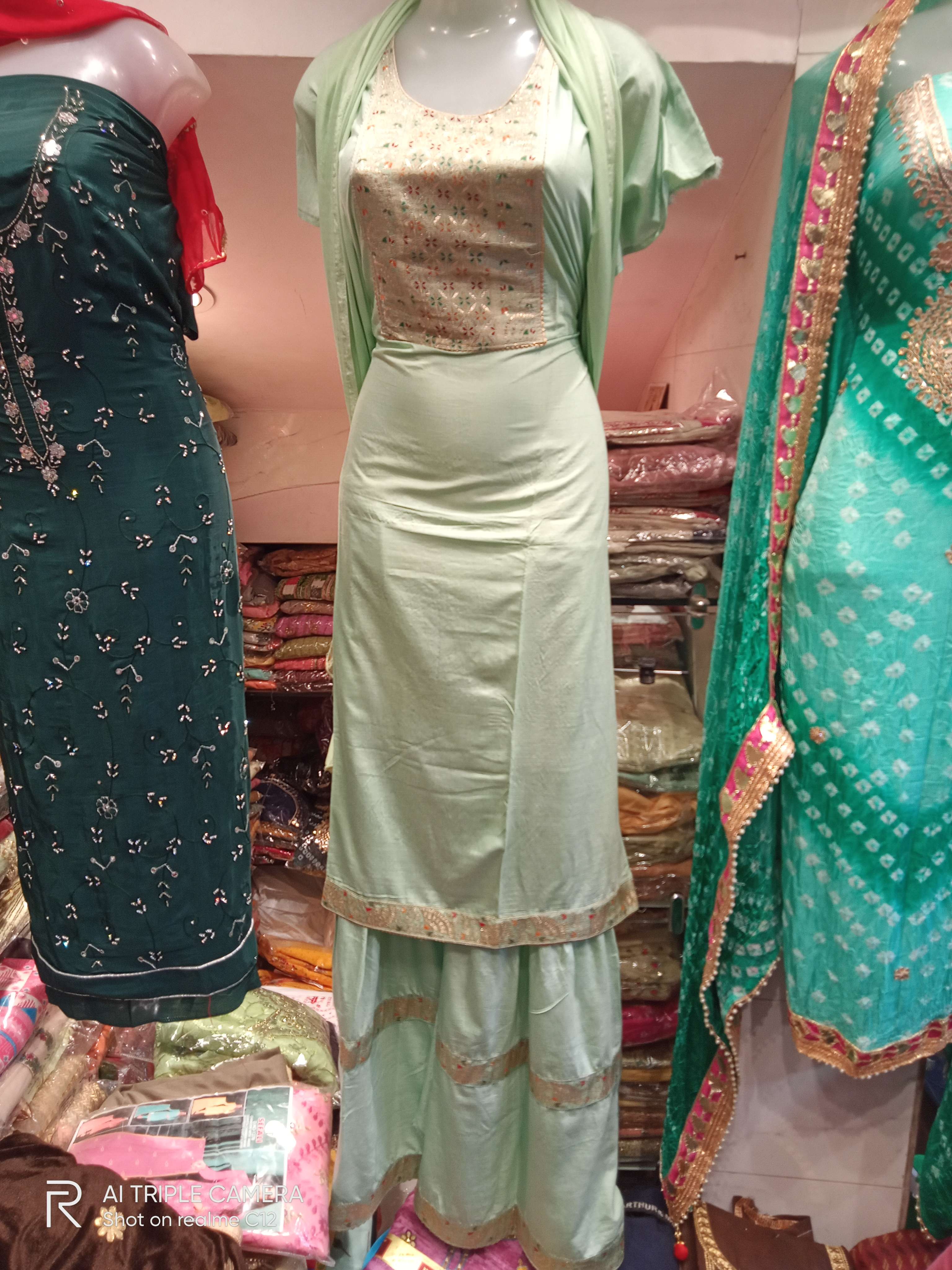 suit  - 18153112 -  Standard Image - 1