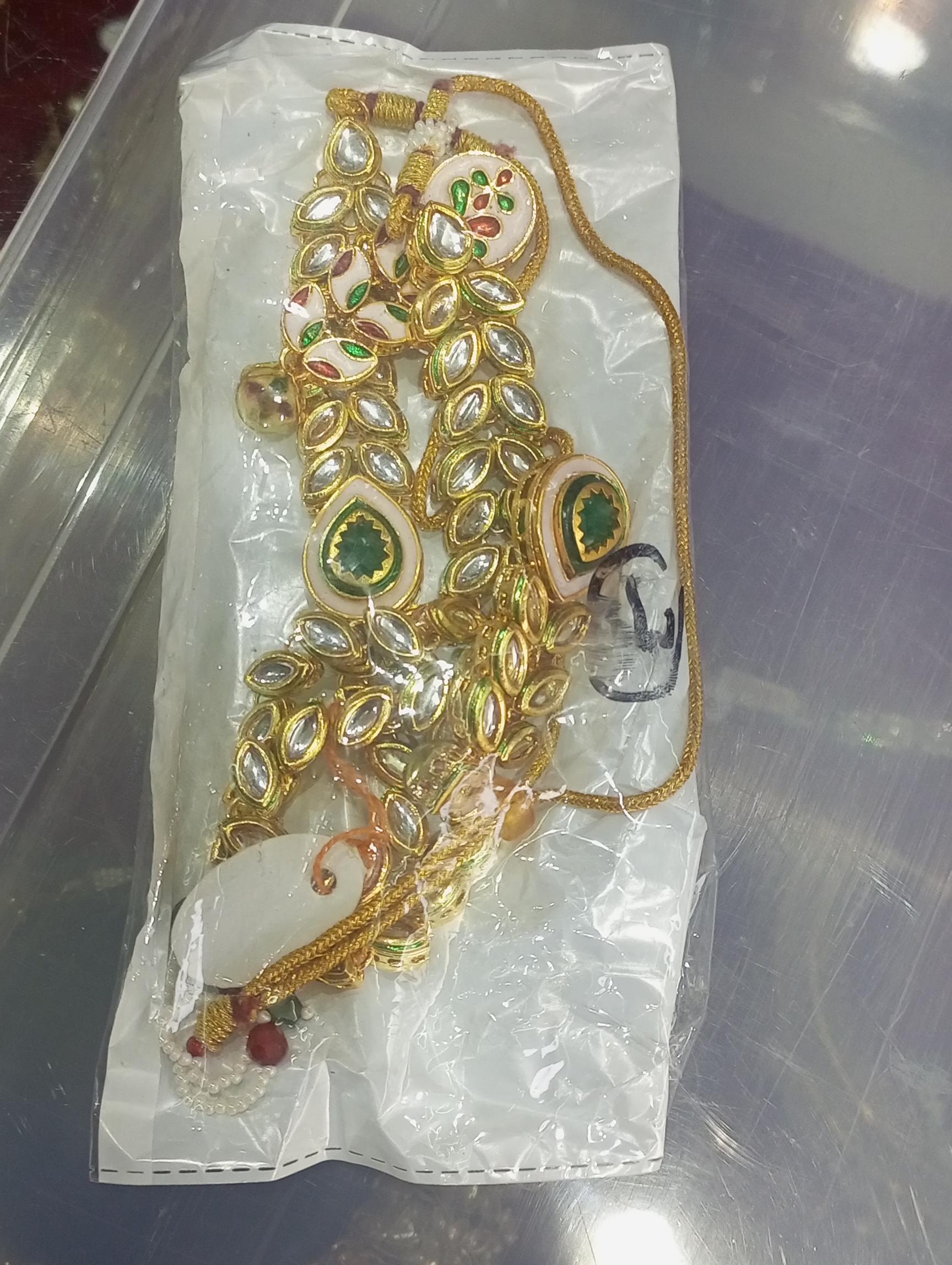 jewellery  - 18165036 -  Standard Image - 1