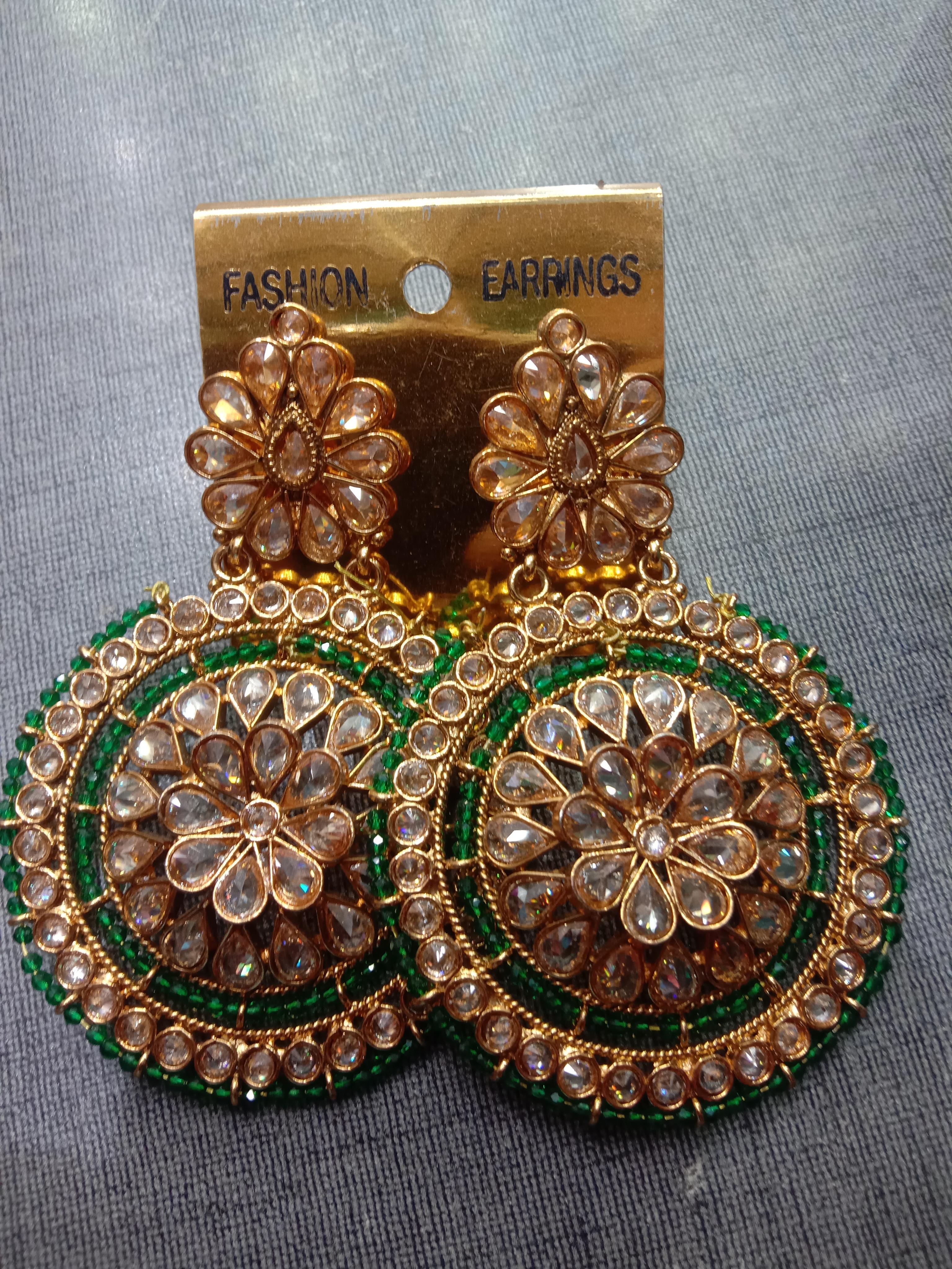earings  - 18165542 -  Standard Image - 1