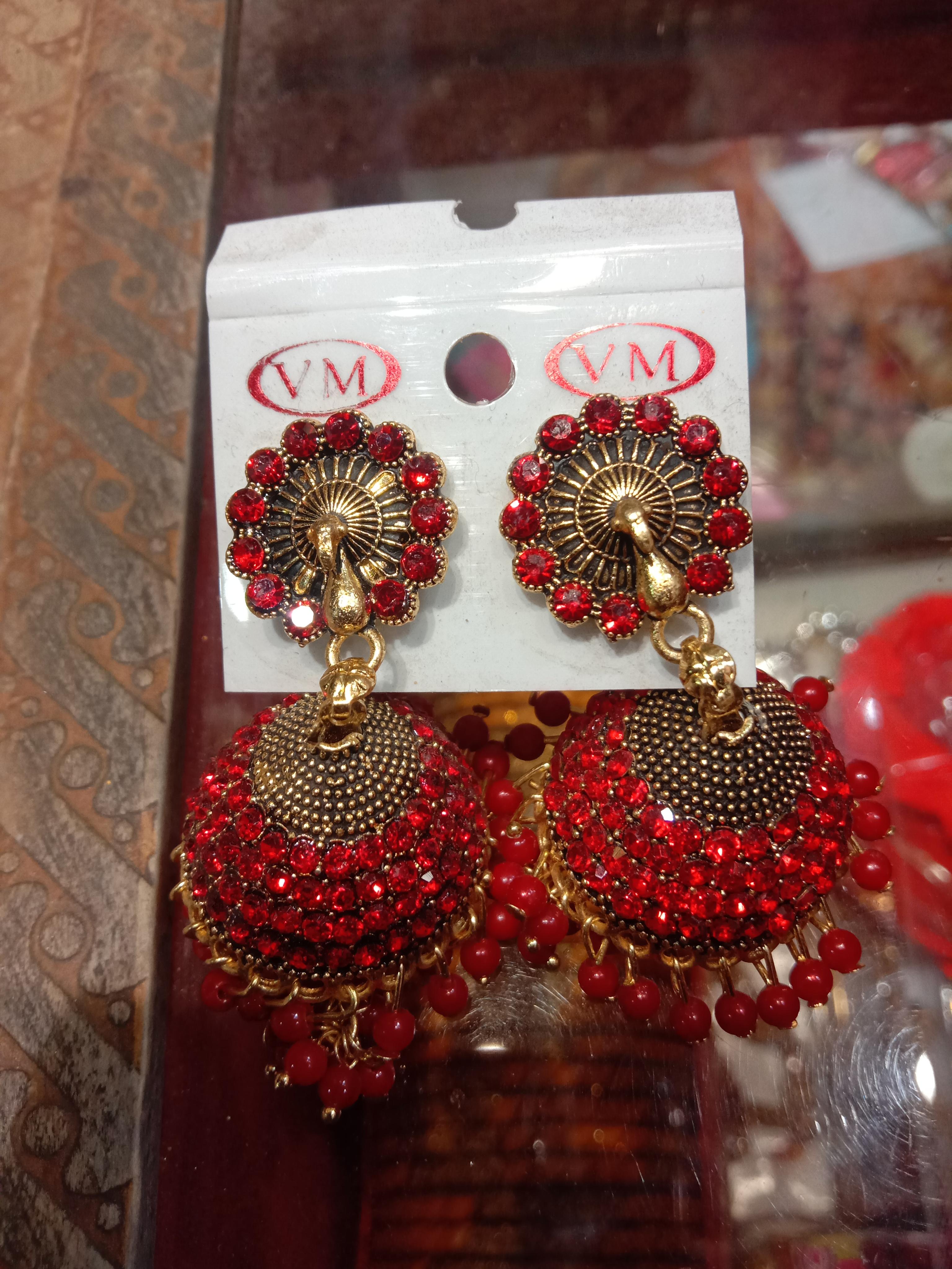 earings  - 18165545 -  Standard Image - 1