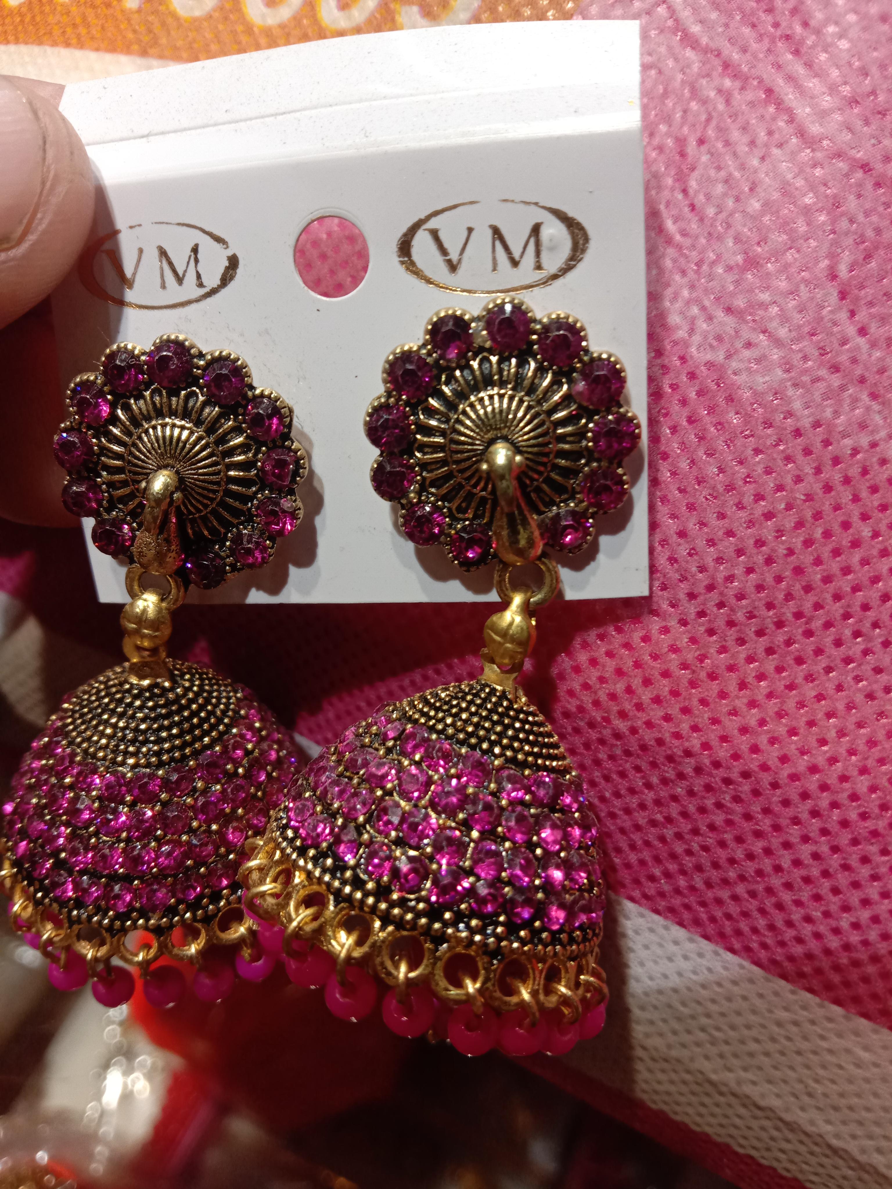 earings  - 18165546 -  Standard Image - 1