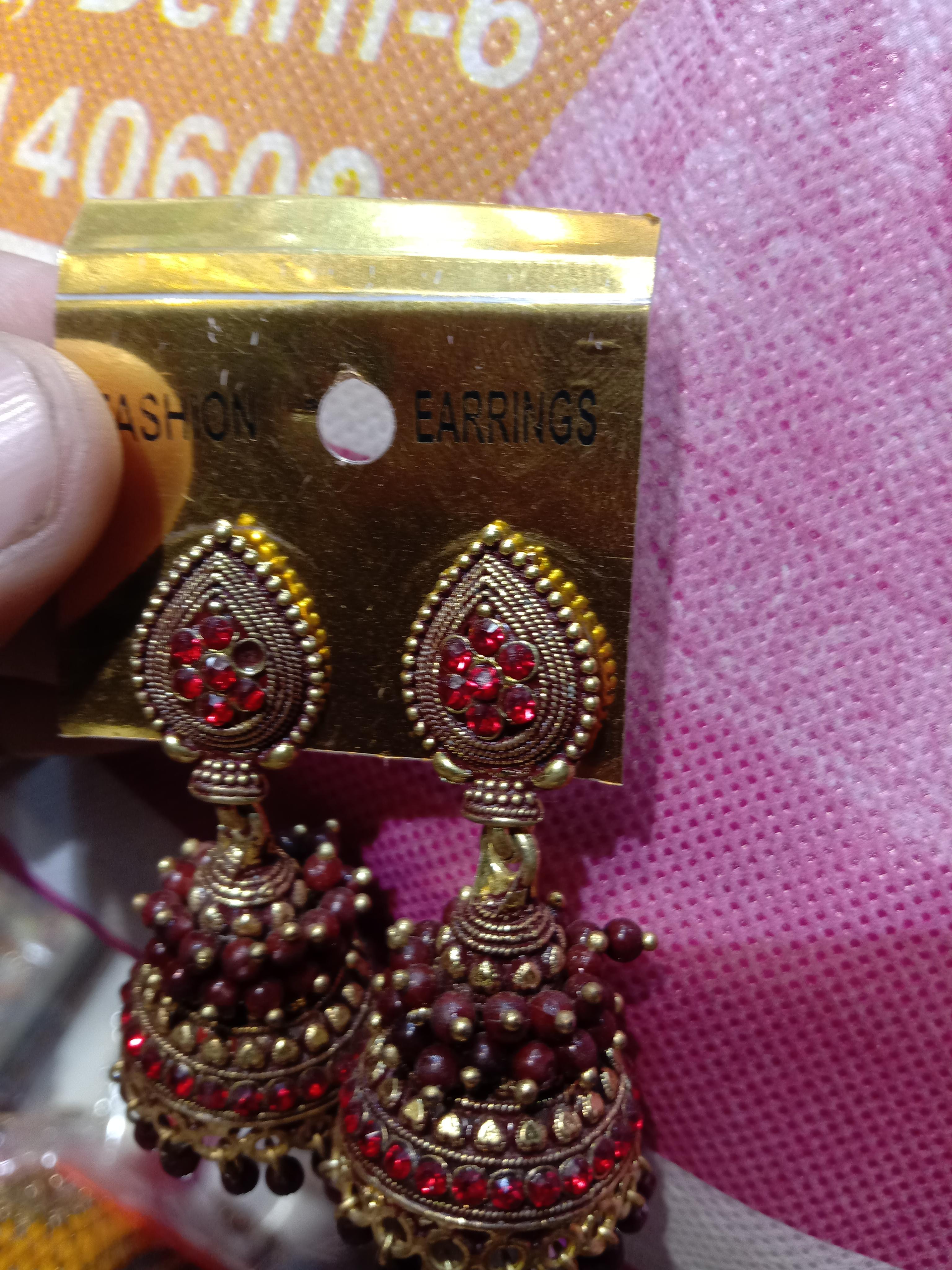 earings  - 18165547 -  Standard Image - 1