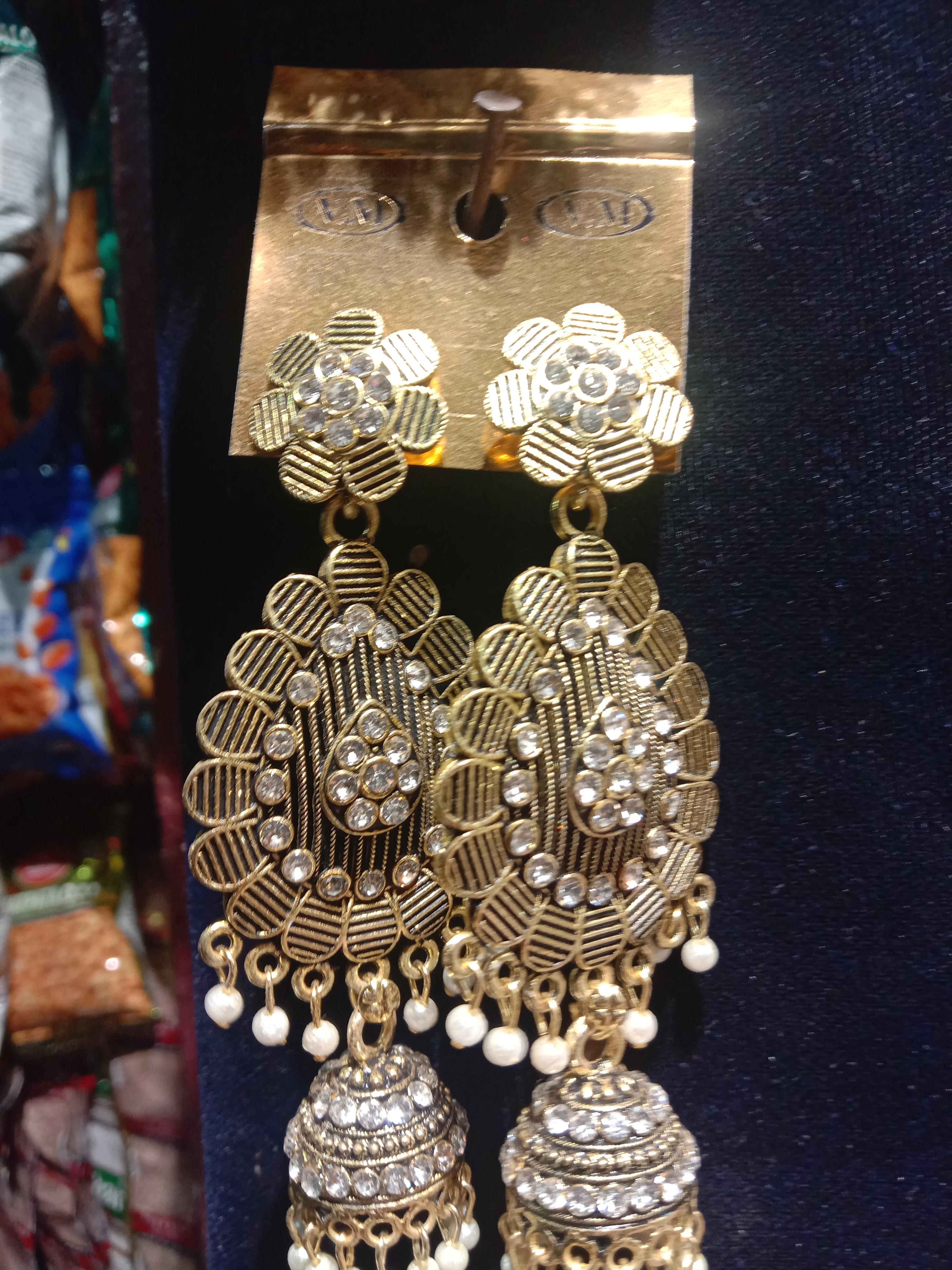 earings  - 18165548 -  Standard Image - 1