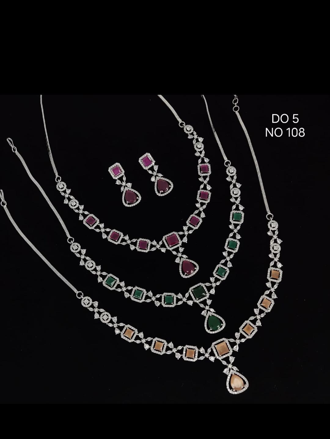 jewellery set  - 18179228 -  Standard Image - 1