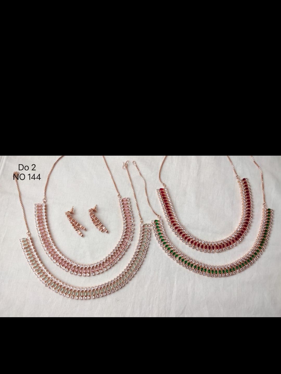jewellery set  - 18179318 -  Standard Image - 1