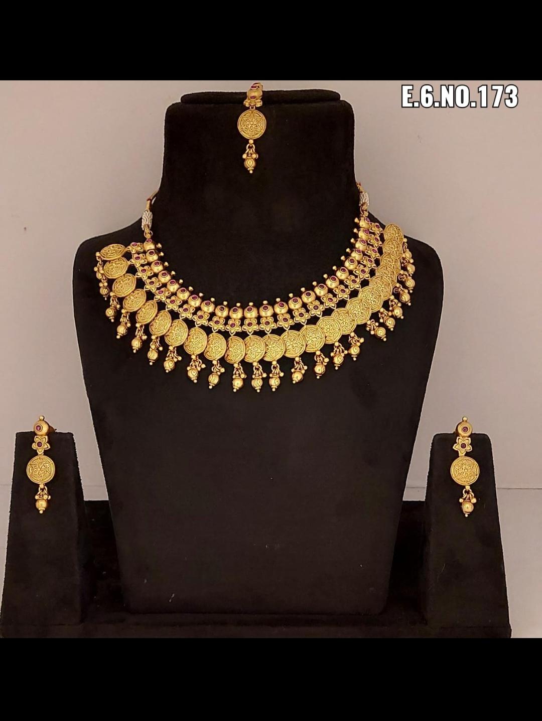 necklace  - 18181579 -  Standard Image - 1
