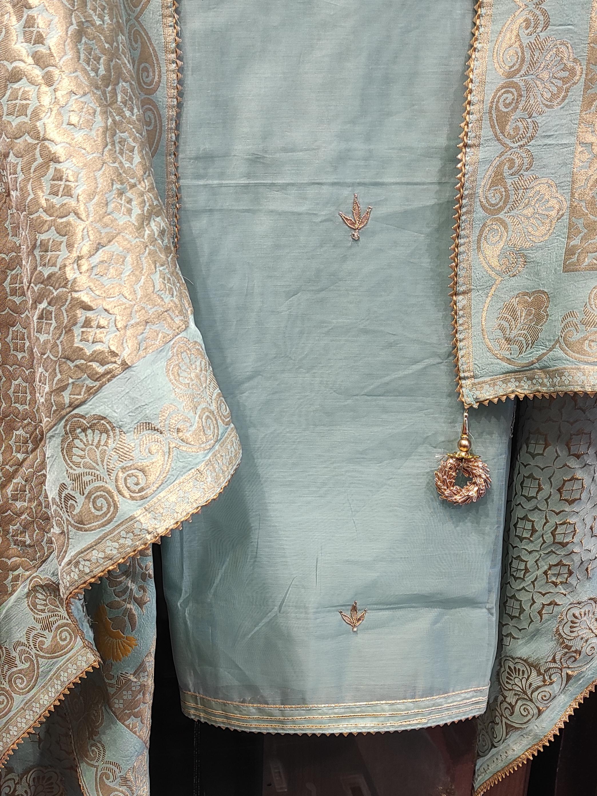 understand suit  - 18185024 -  Standard Image - 1