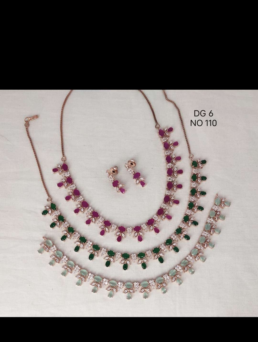 necklace set  - 18189078 -  Standard Image - 1