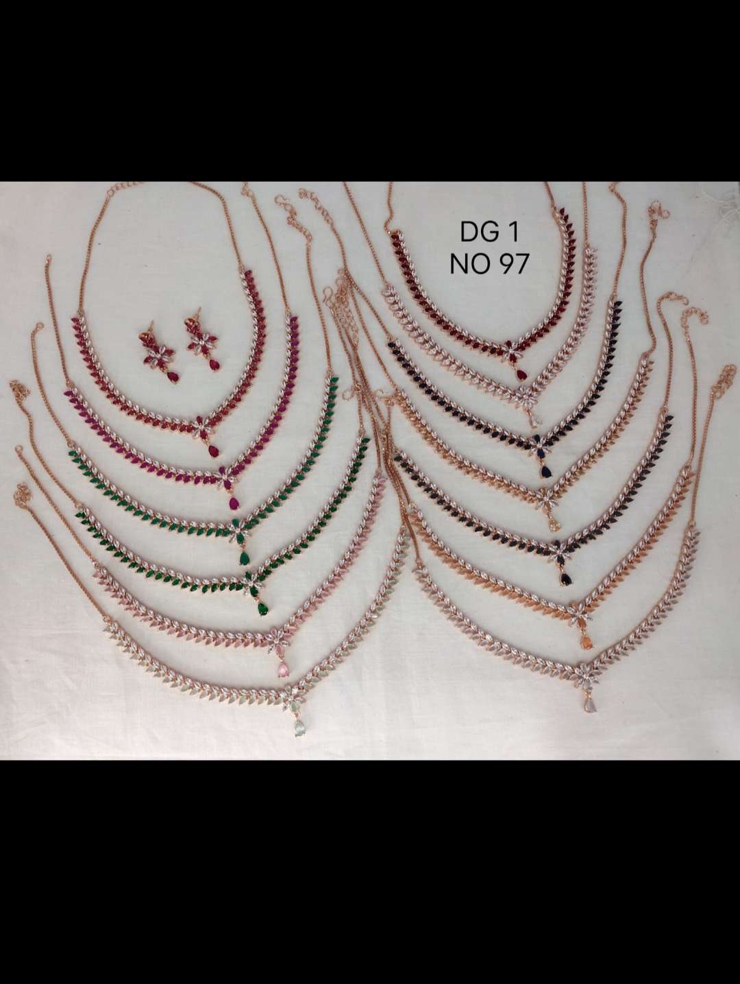 necklace set  - 18189080 -  Standard Image - 1