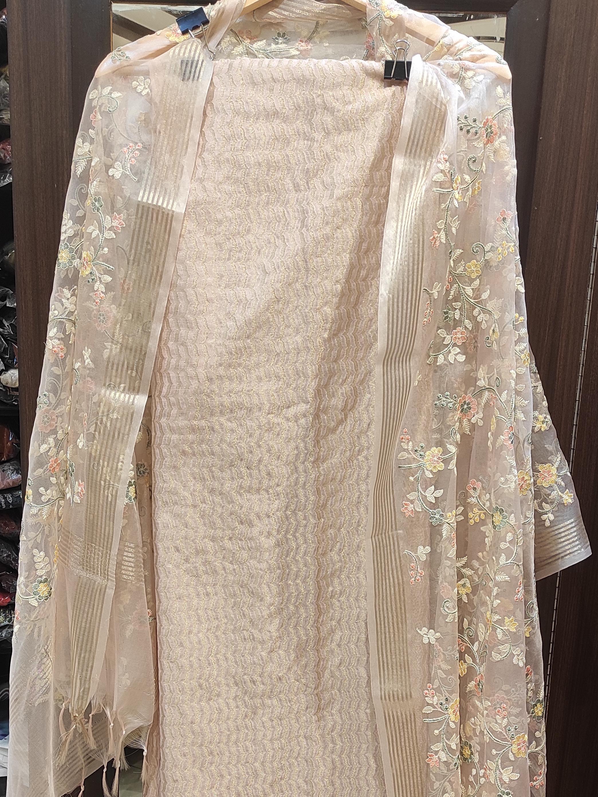 understand suit  - 18201863 -  Standard Image - 1