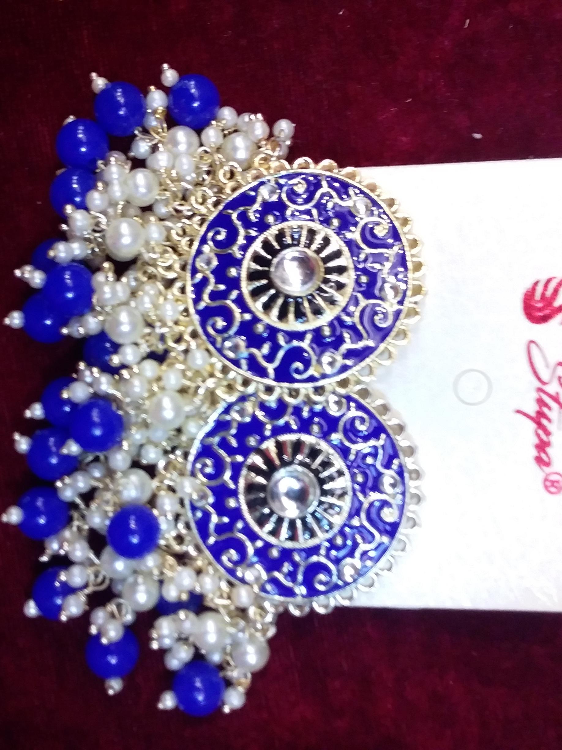 earring  - 18203898 -  Standard Image - 1